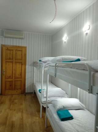 Хостелы VIP hostel Мукачево Кровать в общем 6-местном номере для женщин-1
